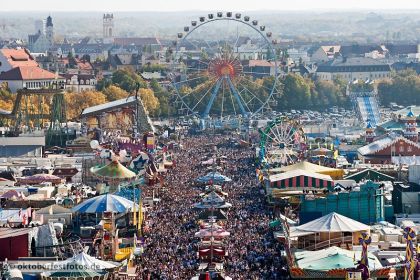 Blick auf das Riesenrad beim Oktoberfest in München