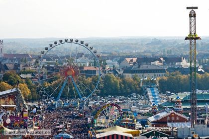 Blick auf das Riesenrad beim Oktoberfest in München