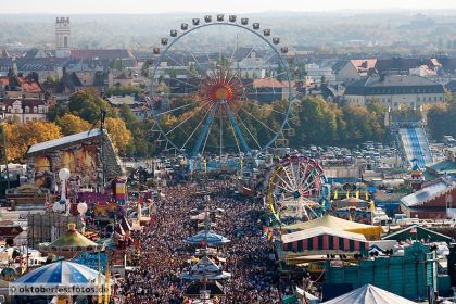 Blick auf das Riesenrad beim Oktoberfest in München