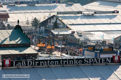 Blick von der Paulskirche auf das Oktoberfest in München