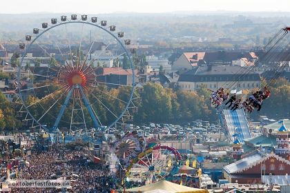Blick auf das Riesenrad beim Oktoberfest in München