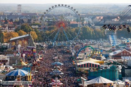 Blick auf das Riesenrad beim Oktoberfest in München