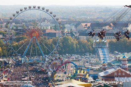 Blick auf das Riesenrad beim Oktoberfest in München